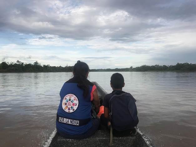 Un hombre parado en un cuerpo de agua junto a un lago

Descripción generada automáticamente