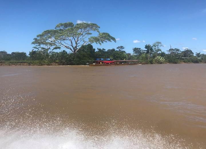 Un lago junto a un cuerpo de agua

Descripción generada automáticamente